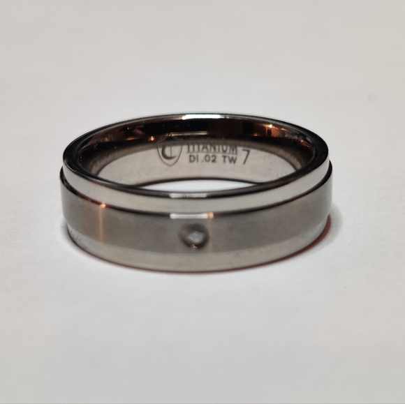 Titanium Silver Tone Minimalist Unisex Alliance Wedding Ring with a Diamond Chip - Picture 6 of 8